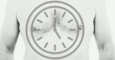 Eine Uhr hinter dem Brustkorb und Diagonalen