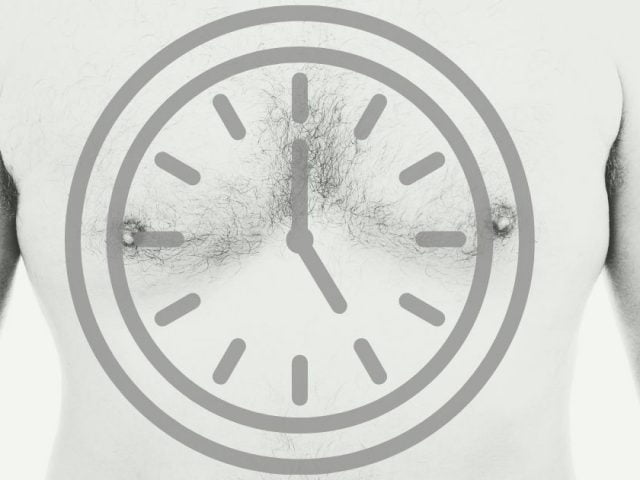 Eine Uhr hinter dem Brustkorb und Diagonalen