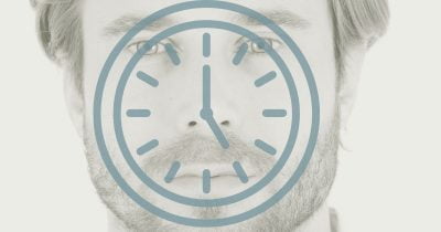 Eine Uhr vor dem Gesicht