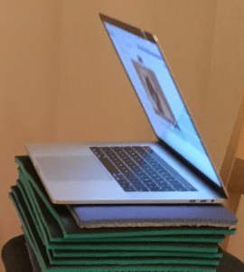 Laptop für Feldenkrais Onlinekurse via Zoom nach vorne geklappt