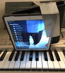 Feldenkrais Fridhill | iPad mit Gaffa-Tape nach vorne lehnen