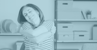 Eine Frau, die sich selbst umarmt. Illustration Feldenkraisstunde