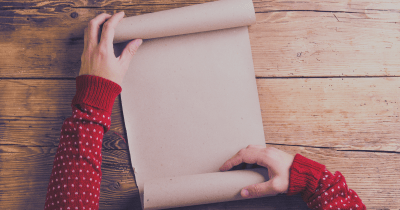 Die Arme rollen, ein Papier wird gerollt