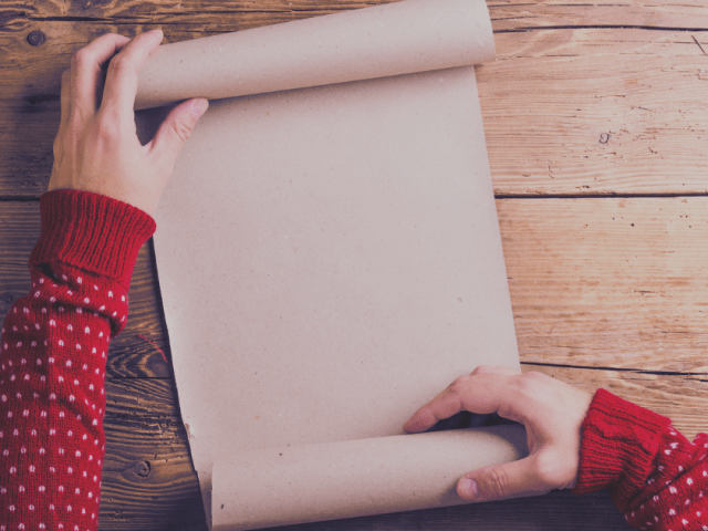Die Arme rollen, ein Papier wird gerollt